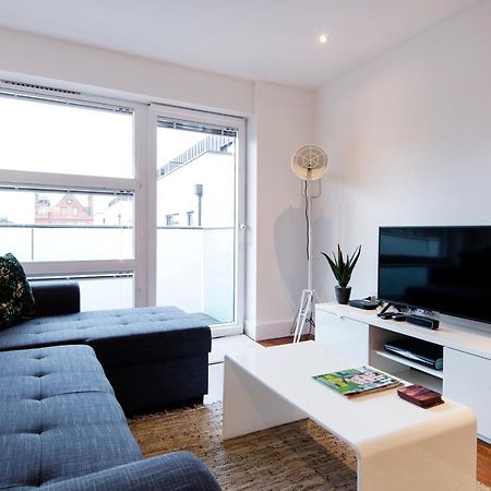 Luxury 2-Bed Flat Parking And Close To The Tube London Exterior photo