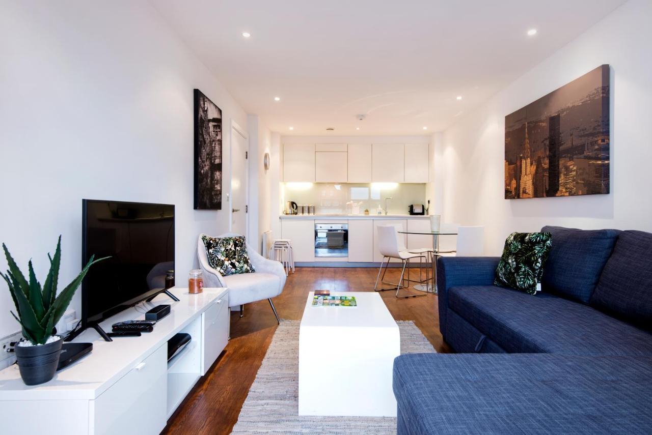 Luxury 2-Bed Flat Parking And Close To The Tube London Exterior photo