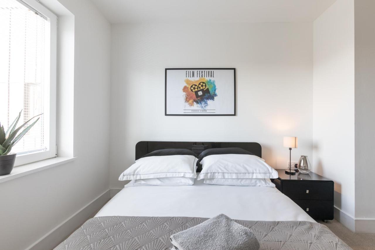 Luxury 2-Bed Flat Parking And Close To The Tube London Exterior photo