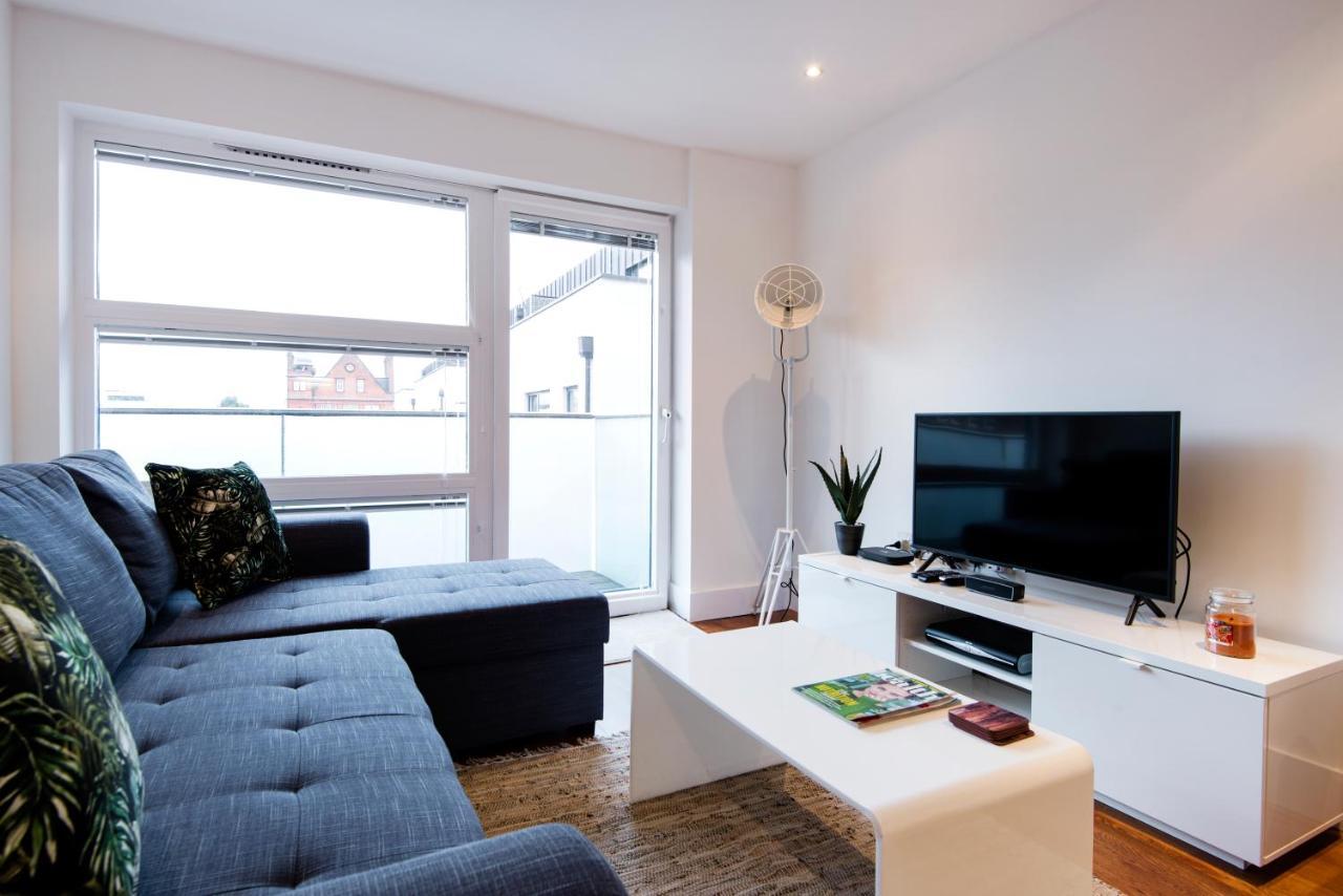 Luxury 2-Bed Flat Parking And Close To The Tube London Exterior photo