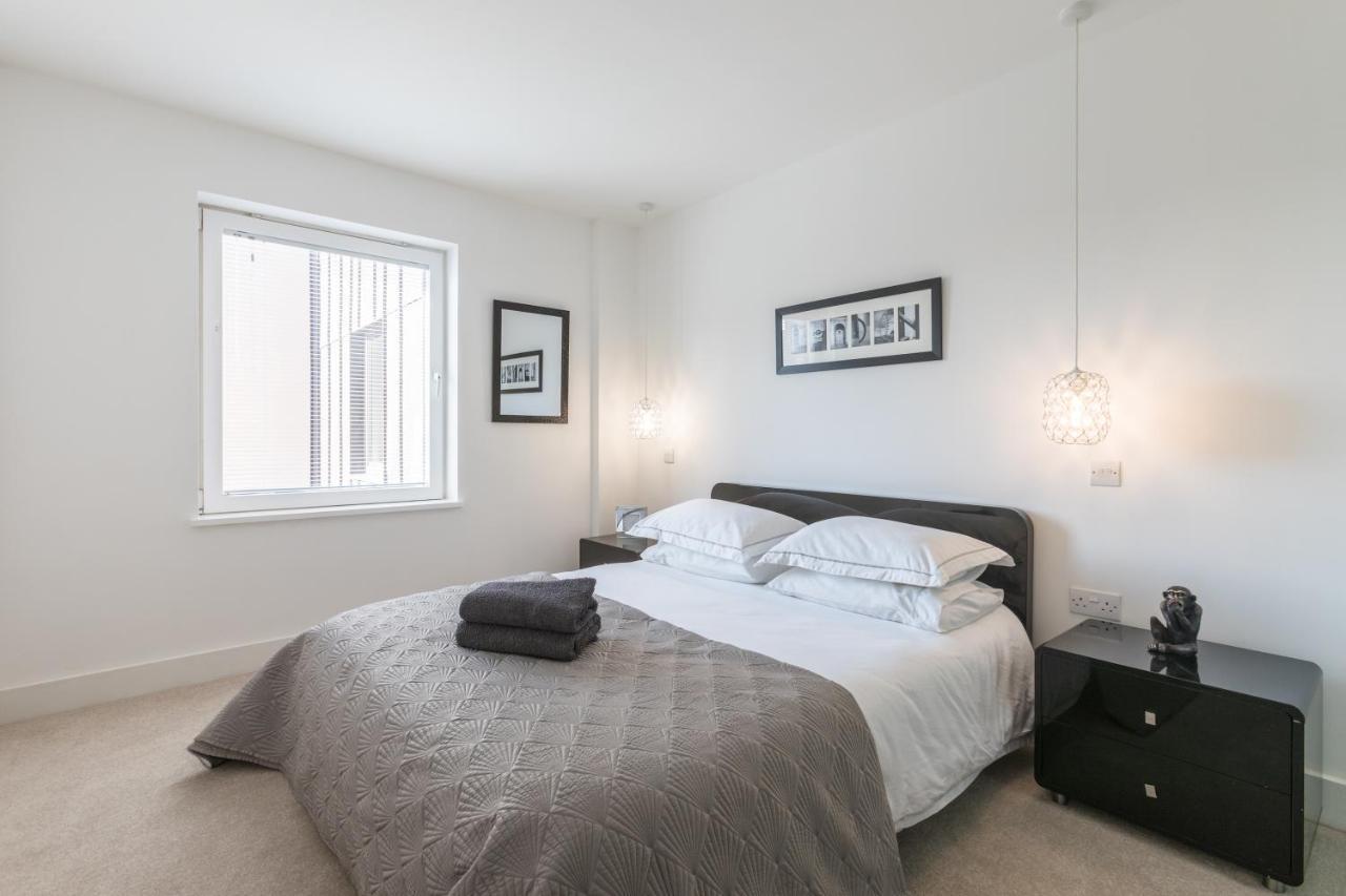 Luxury 2-Bed Flat Parking And Close To The Tube London Exterior photo