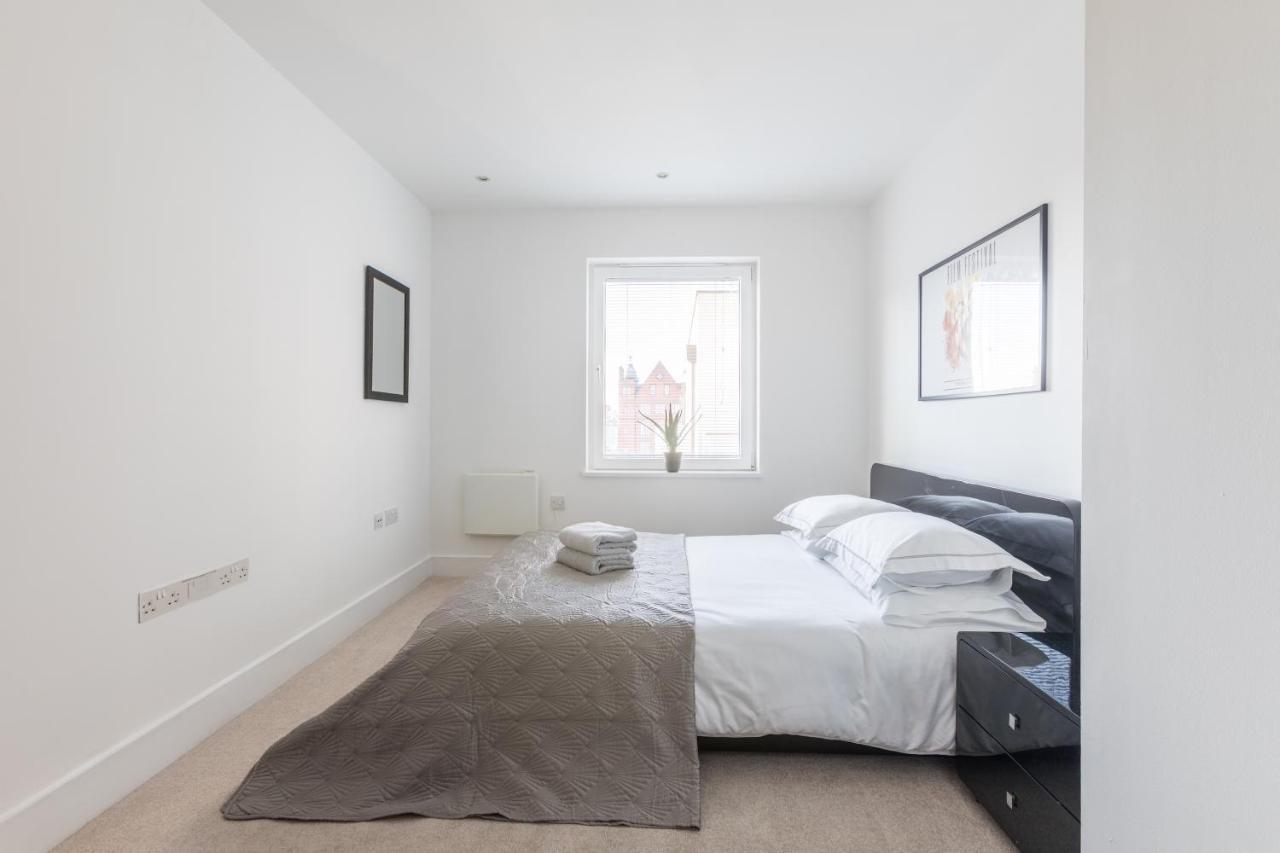 Luxury 2-Bed Flat Parking And Close To The Tube London Exterior photo