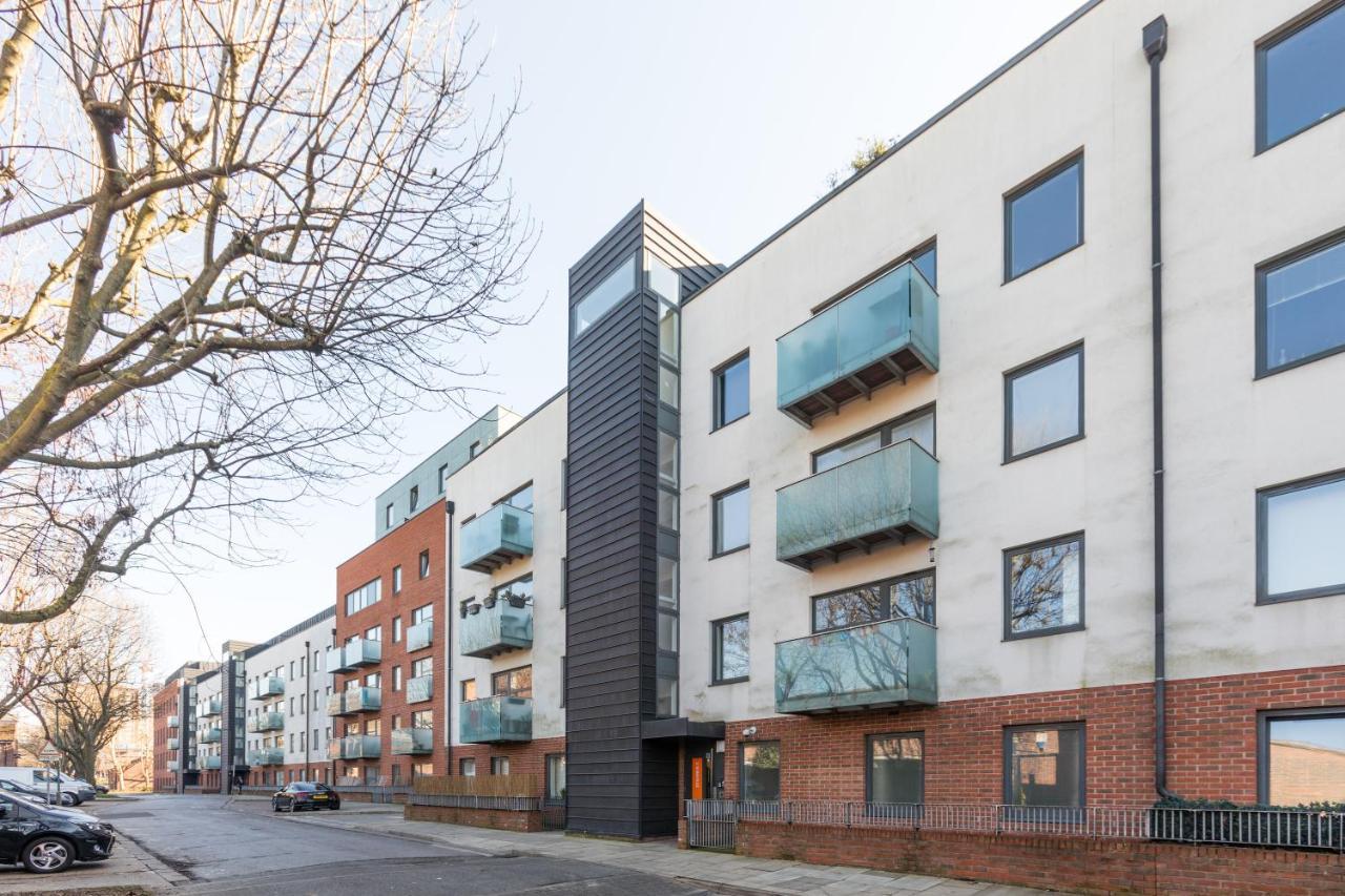 Luxury 2-Bed Flat Parking And Close To The Tube London Exterior photo